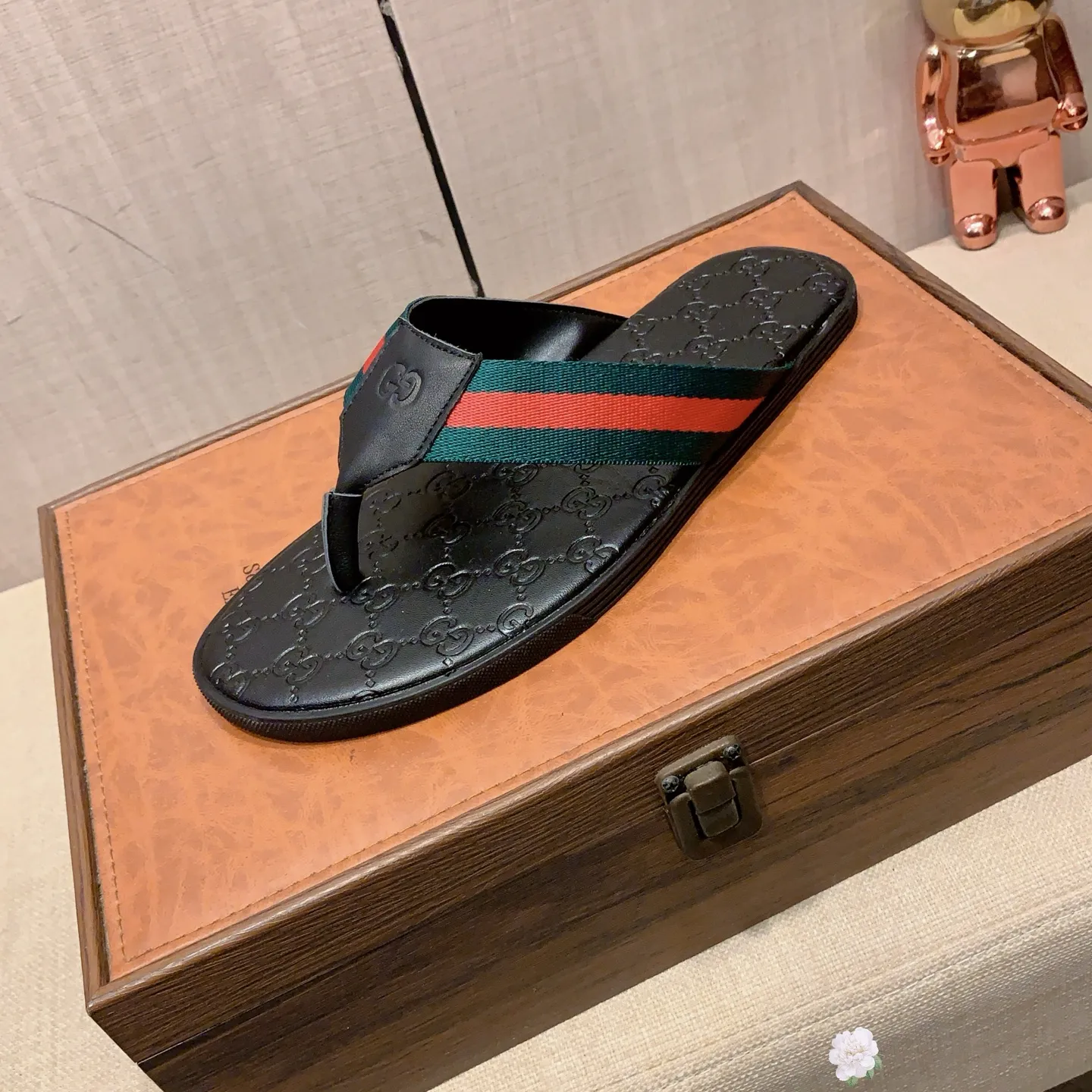 Slippers: New model: Factory price: 260💰💰🎩🎩🔥🔥《 Gucci* 》Series of slippers top purchasing agent🔍🔍Sold at the same time for men, original Italian imported webbing made of selected cowhide, exquisite workmanship,), sole: (super comfortable) original factory special sole, ⚠️exclusive double-layer movable molded sole super comfortable⚠️, real shot🎬the real thing is more beautiful🔍🔍266 regular code 38-44, can be ordered 45.